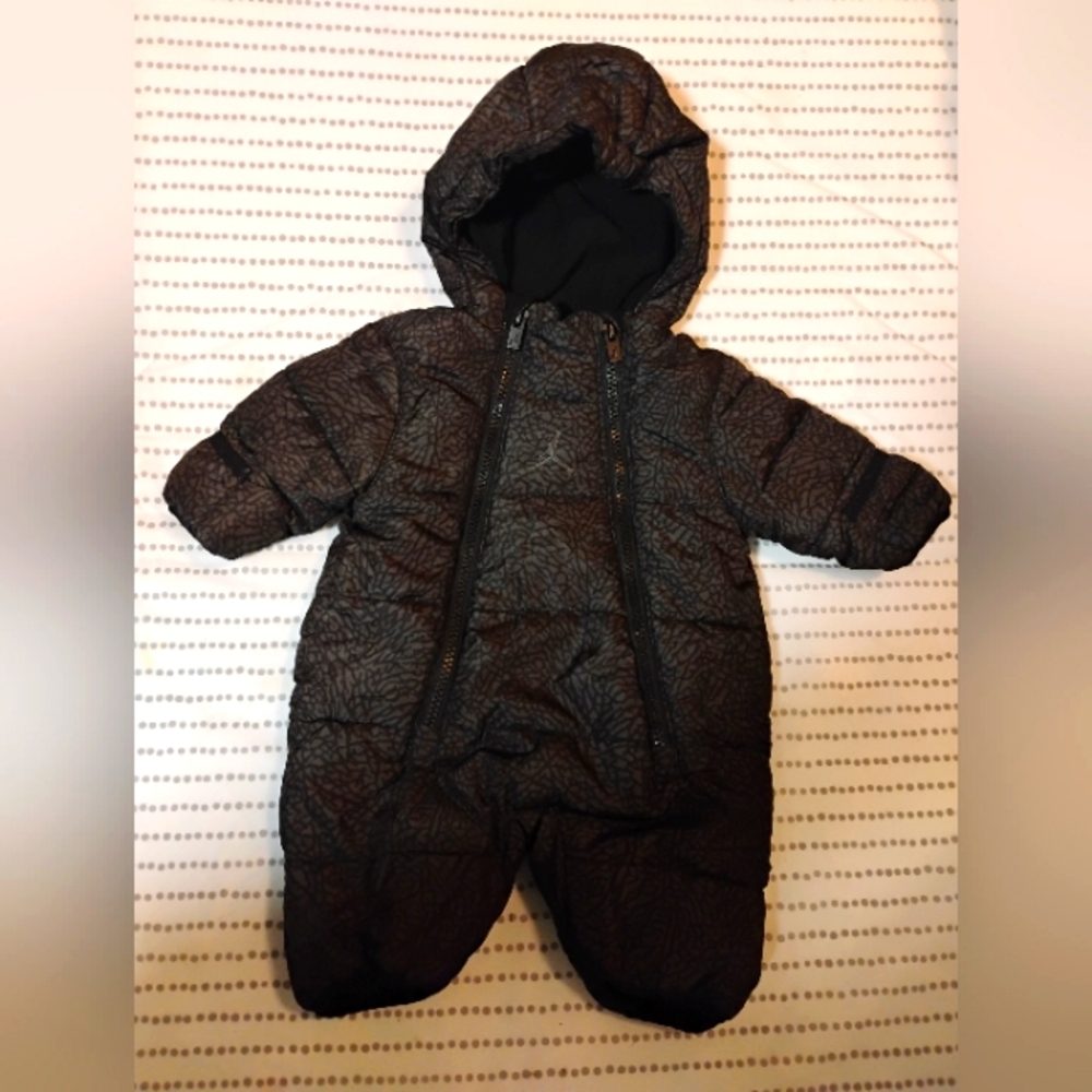 (NWOT) JORDAN Infant Thick Puffer Zip Up Hoodie Snowsuit Size 0-3months